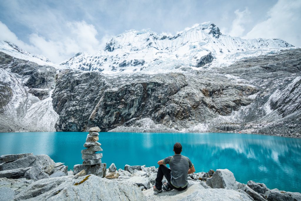 Vista de un nevado y laguna en Huaraz