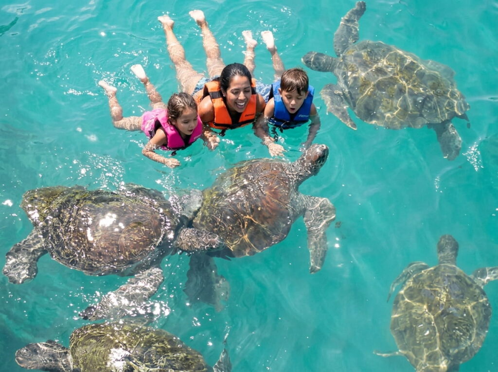 Piura Mujer nadando con tortugas